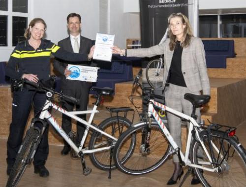 Esther van Garderen presenting CFE certificate to Jolanda Aalbers. Source: Fietsersbond